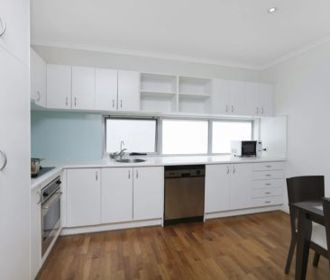 Contemporary Furnished townhouse in the heart of Adelaide CBD - Photo 2