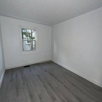 Newly Renovated 3 Bedroom Apartment - Photo 3