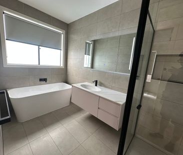 STYLISH 4-BEDROOM FAMILY HOME! - Photo 1