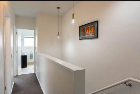 Stylish 3BR Townhouse with garage - Photo 5