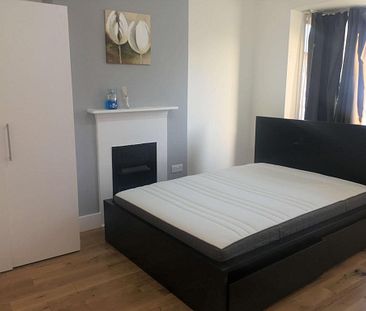 1 bedroom in a flat share to rent - Photo 3