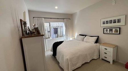 Stunning Fully Furnished Lakefront Apartment - Photo 3