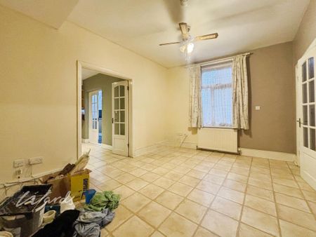 4 bedroom semi-detached house to rent - Photo 2