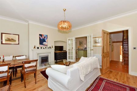 A stylish triplex apartment with parking and south facing garden - Photo 2