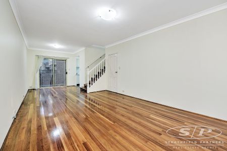 Walk to the station | Modern Townhouse - Photo 3