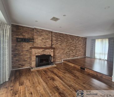 FAMILY HOME IN PRIME LOCATION! - Photo 2