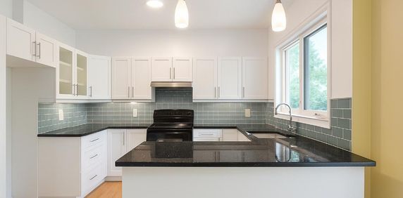 Ahuntsic | Luxueux 3 chambres + Bureau | 1800 pi² sur 2 étages | Cabanon, Cour et Boisé | Air Climatisé - Photo 2
