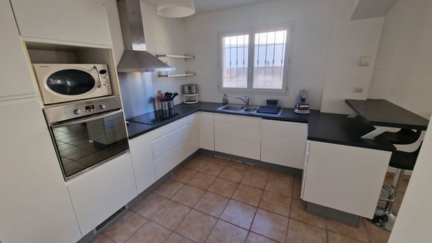 À LOUER VITROLLES GARE bail 1 an Villa meublée avec véranda, jardin et grand garage, - Photo 1