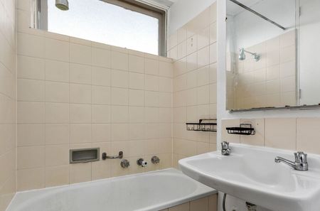 Stylish & Sunlit Apartment Opposite Caulfield Park - Photo 5