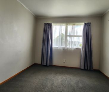 LOCATION LOCATION CLOSE TO MOTORWAY AND SCHOOLS - Photo 1