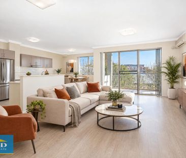 Luxury 2 Bedroom Unit. Beautifully Bright Interior Overlooking Lake... - Photo 1