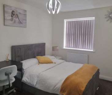 1 bedroom in a house share to rent - Photo 2