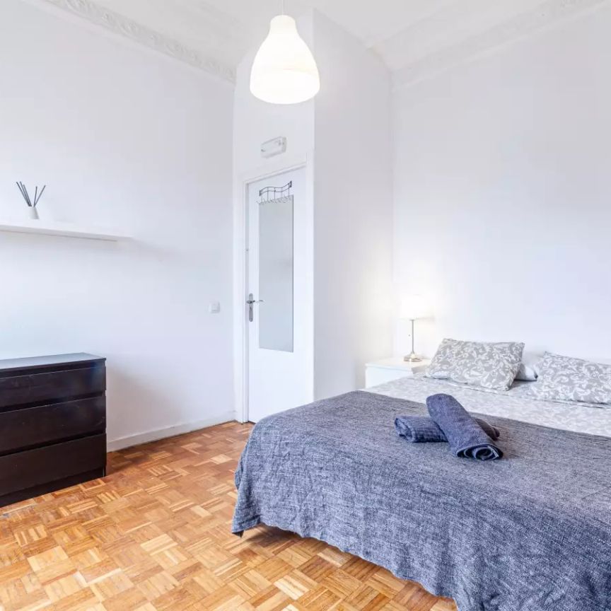 Room in a shared 19-bedroom apartment for rent in l'Antiga Esquerra de l'Eixample - Photo 1