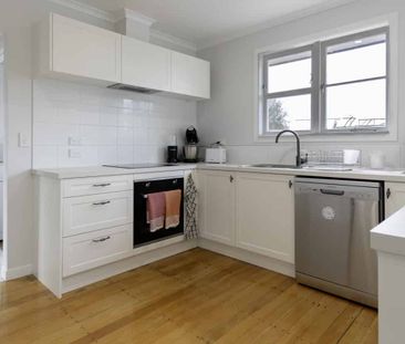 Sunny & Spacious Family Home Opposite Greenbelt in Leamington - Photo 4