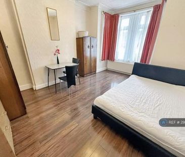 4 bedroom semi-detached house to rent - Photo 3
