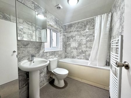 3 bedroom semi-detached house to rent - Photo 4