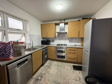 One bedroom Flat close to ilford station ideal for working couples- 1550 pcm - Photo 4