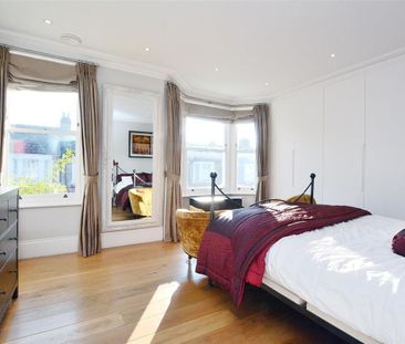 Large mid-terrace family home, benefits from a private garden and i... - Photo 4