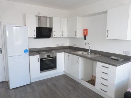 1 bedroom in a flat share to rent - Photo 2