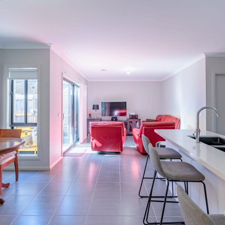 Stylish Family Living in Upper Point Cook Estate - Photo 1