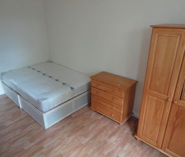 8 bedroom semi-detached house to rent - Photo 4