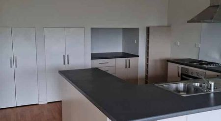 Large living area and a fantastic view! - Photo 2