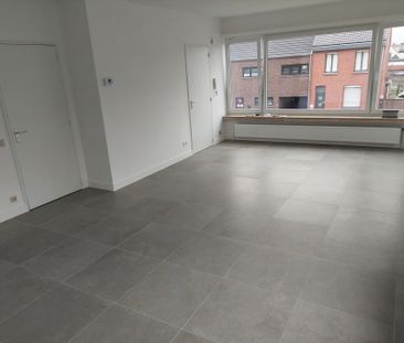 Centraal gelegen en vernieuwd appartement met 2 slaapkamers - Photo 1