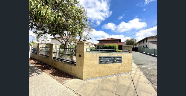 PRIME LOCATION IN MOUNT LAWLEY! - Photo 1