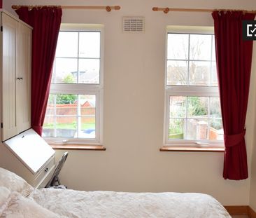 Lovely room in 3-bedroom house in Terenure, Dublin - Photo 5