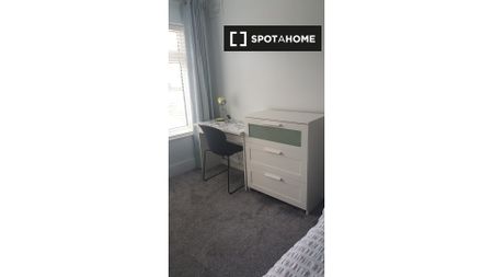 Modern room for rent in 5-bedroom house, Woodstown Village - Photo 3