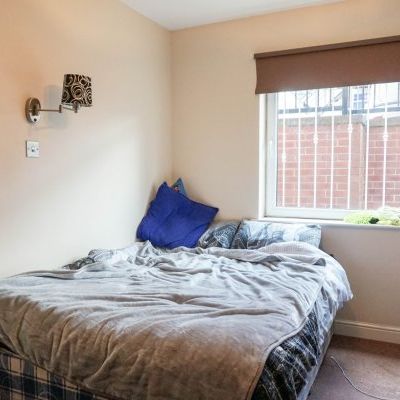 2 Bedrooms Broomfield Crescent - Photo 1