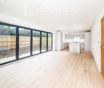 4 bedroom detached house to rent - Photo 6