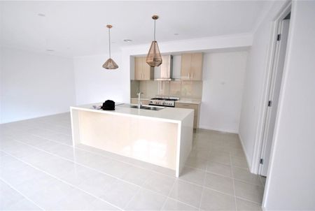 Family Townhouse in the Heart of Rosanna - Photo 3