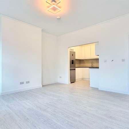 Finchley Road, Temple Fortune, Golders Green, NW11 - Photo 1