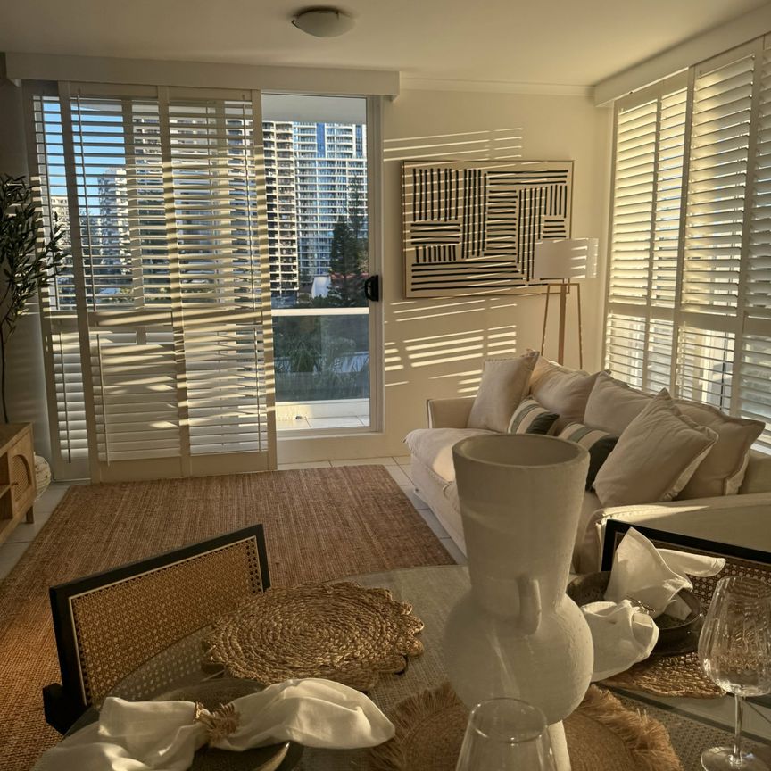 Surfers Paradise 2 b/room tasteful beachside apartment - Photo 1