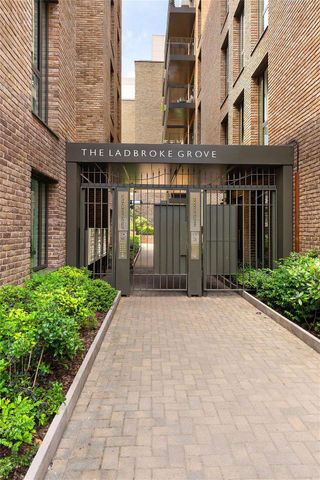 A fantastic one bedroom apartment situated on the second floor of an award-winning contemporary development in Ladbroke Grove - Photo 5