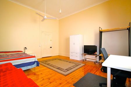 5-bedroom shared house / townhouse, Henley Beach Road - Photo 2