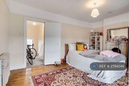 4 bedroom flat to rent - Photo 2