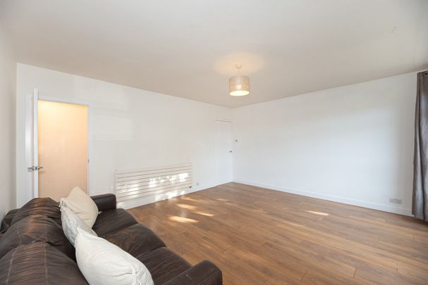 3 Bed Flat, Arnal Crescent, SW18 - Photo 1