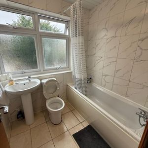 Room in a Shared House, Coombe Road, N22 - Photo 3