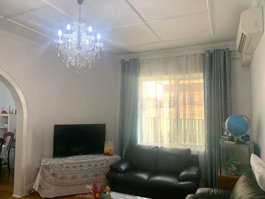 Spacious 4-Bedroom Family Home with Sunroom - Photo 1