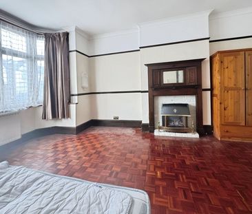 House Share to rent - Bellingham Road, London, SE6 - Photo 2