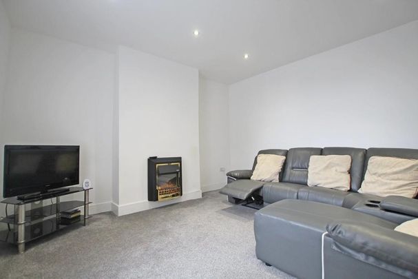 2 bedroom end of terrace house to rent - Photo 1