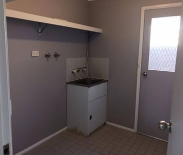 4 Bedroom ensuite bathroom garage - Photo 4