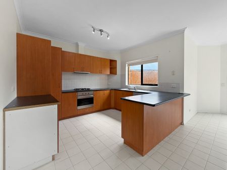 2/25 Schmitt Court, Whittington - Photo 2