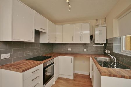 3 bedroom detached house to rent - Photo 2