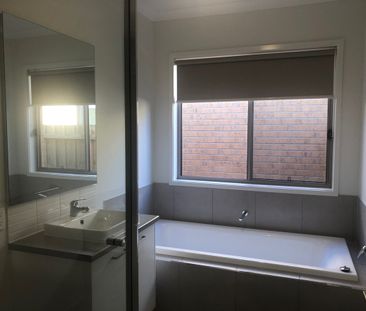 Family Home - 3 bedrooms, 2 Spacious Living, Double Garages - Photo 5