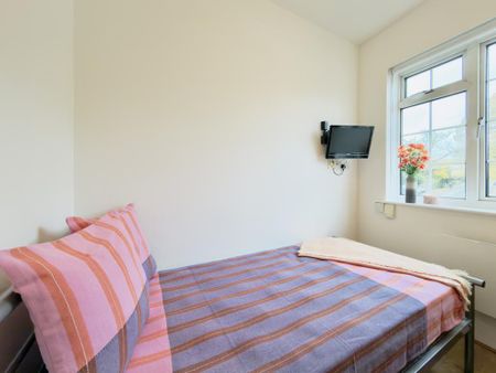 1 bedroom in a flat share to rent - Photo 4