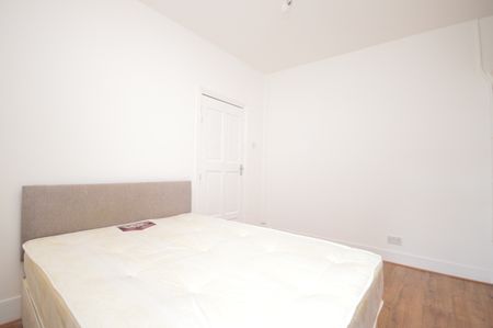 4 Bed Detached House, Henniker Road, E15 - Photo 3