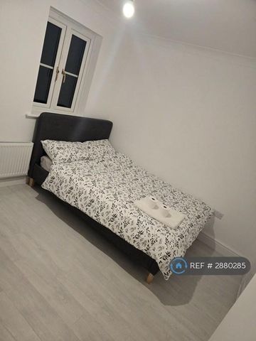 1 bedroom in a house share to rent - Photo 3